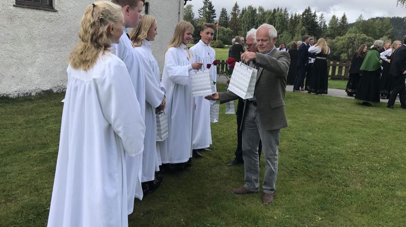 Utdeling av gaver ved lomen 