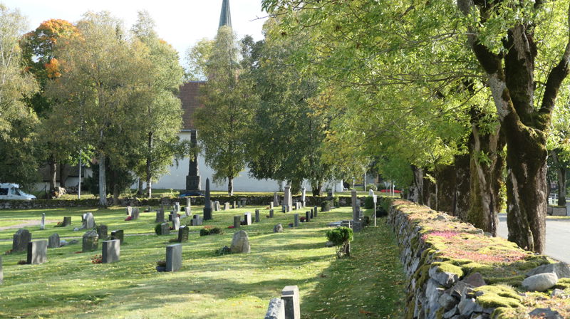 Sem gravplass ligger på andre siden av veien for Sem kirke