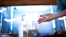 Håndsprit og avstand er de viktigste smitteverntiltakene. Foto: Bo Mathisen/Kirkerådet