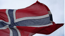Med flagget til topps og nyrenset strupe på nasjonaldagen, blir det bra. (Foto: Pixabay)