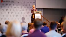 Kirkerådsleder Kristin Gunleiksrud Raaum under åpningen av Kirkemøtet 2020 som også var utsatt av pandemien. Foto: Ole Martin Wold.