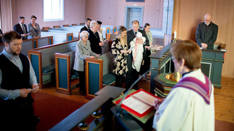 Dåp i Fenstad kirke med god plass i benkeradene. Foto: Kirkerådet/Bo Mathisen