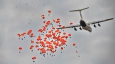 Verdens matvareprogram sørger for mat til store folkegrupper, her over en landsby i Sør-Sudan i februar i år.Foto: AFP