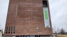 Kirketjener Øystein Mollestad får opp banneret i år. (Foto: Kristina Wallace)