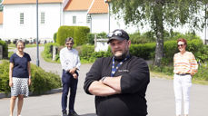 Her er Richard omkranset av kirketeamet; kirkeverge Grethe Dihle, sokneprest Jostein Tegnér og frivillig Bjørg Westerheim. (Foto: Åshild Moen Arnesen/Kirkerådet)
