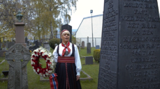 Kirkerådsleder Kristin Gunleiksrud Raaum legger ned krans på graven til Hans Nielsen Hauge i anledning Haugejubileumet som markerer 250 år siden hans fødsel.