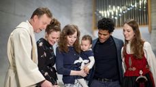 Faddere får i oppgave å be for dåpsbarnet, lære dem selv å be og la dem komme til nattverd. Foto Bo Mathisen / Den norske kirke. 