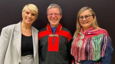 Kirkerådsleder Kristin Gunleiksrud Raaum sammen med førsteamanuensis Tore Johnsen ved VID vitenskapelige høyskole og leder i Samisk kirkeråd Sara Ellen Anne Eira.