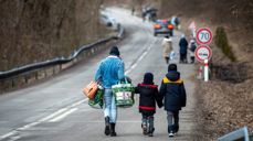En kvinne og to barn som har nettopp krysset grensen fra Ukraina inn i Slovakia. Foto: Peter Lazar / AFP / NTB.