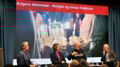 Samtaleleder Pål Kristian Balstad, Kari Alvsvåg, Robert Mood og Henrik Syse. (Foto: Den norske kirke)