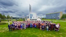 Deltakarene etter siste samling, foran lavvoane og Nordlyskatedralen Alta kirke. (Foto: Den norske kyrkja/Ørjan Marakatt)