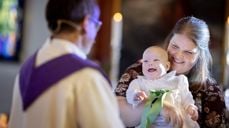 I 2025 var det blant annet økning i dåp. Foto: Bo Mathisen / Den norske kirke.