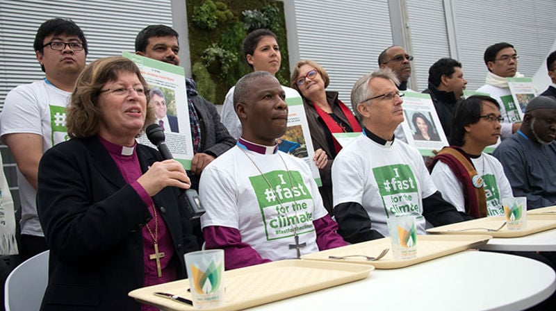 Biskop i Møre Ingeborg Midttømme (til venstre), er redd for at de som allerede lider under klimaendringene vil sitte igjen med de dårligste kortene når forhandlingsrundene er over.