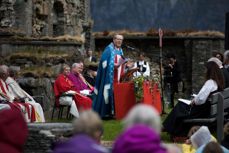 Biskop Halvor Nordhaug preker i klosterruinene på øya Selja i Bjørgvin Bispedømme. Foto: Magnus Skrede