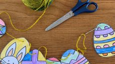 Få med barna på påskefeiringen! Les eller lek påskefortellingen, gå på tur eller lag påskepynt. Foto: Horten menighet.