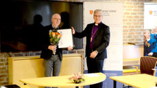 Stein Ellinggard mottok Olavstipend 2021 av preses Olav Fykse Tveit. Foto Thomas Berbom