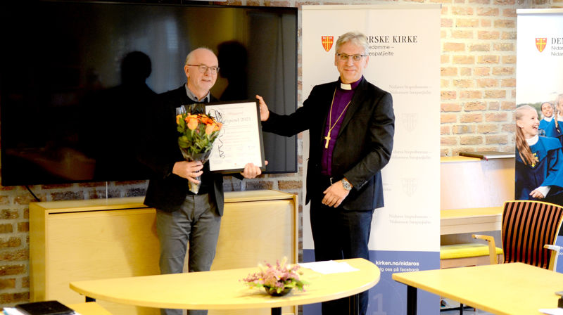 Stein Ellinggard mottok Olavstipend 2021 av preses Olav Fykse Tveit. Foto Thomas Berbom