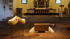 Her er døpefont i kunstnerisk og moderne utforming plassert i Nøtterøy kirke. (Fotografer Thorsnes og Villafranca)