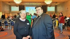 Anne Brun Andersen og Jørgen Foss har lært mye av å sitte i samme komite på Kirkemøtet. Foto: Kirkerådet 