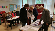 Stemmeaktivitet på valgdagen, her fra Sofiemyr skole i Oppegård, snart Nordre Follo. (Foto: Kirkerådet)